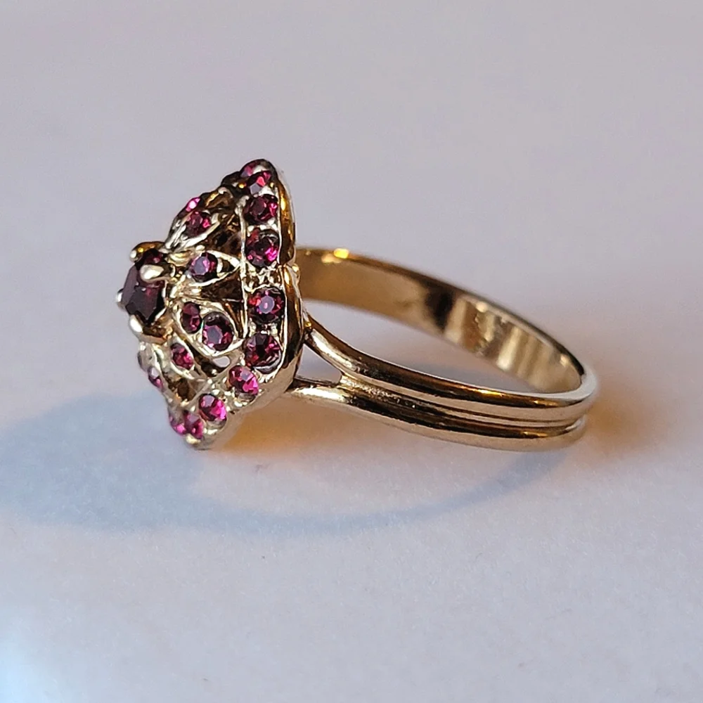 Beautiful Vintage Ring Simulated Ruby Gemstone Cluster Gold Tone Size 8 Flawed